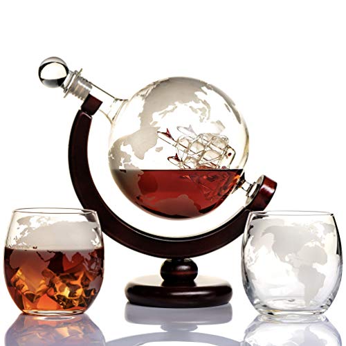 Kemstood Juego de decantador de whisky (850 ml) – Juego de decantador de whisky grabado del globo mundial para hombres con 2 vasos en caja– Accesorios de bar para el hogar para todo tipo de bebidas